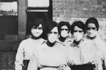 Women_wearing_surgical_masks_during_the_influenza_epidemic,_1919_(29245747812)